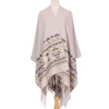 Beige gebreide cape sjaal met etnische geometrische patronen en franjes voor dames. - Beige