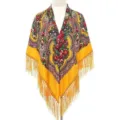 Detailopname van de gele vintage bloempatroon sjaal met elegante franje versiering details. - Geel