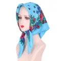 Blauwe bloemige hoofddoek vierkante sjaal traditionele stijl detail weergave vrouwen mode. - Hemelsblauw