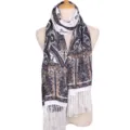 Gedetailleerd overzicht van de boho paisley geprinte lange sjaal met fijne franjes. - Wit
