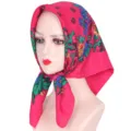 Detail van de ethische bloemenprint katoenen vierkante hoofddoek, traditionele haaromslag. - Rozerood
