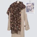 Gedetailleerd overzicht van klassieke luipaardprint franje sjaal op trenchcoat voor herfst. - Klassiek Geel Luipaard
