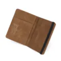 Portapasaporte de cuero PU marron con ranuras tarjetas, bolsillo SIM y banda elastica. - Marrón