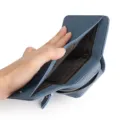 Cartera corta de cuero azul para mujer con tres pliegues y monedero con cremallera. - Azul Denim
