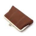 Cartera larga tipo clutch de cuero marrón con cierre de beso, costuras blancas y herrajes dorados - Marrón