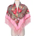 Vue détaillée de l'écharpe à imprimé floral vintage avec franges, mettant en valeur des roses exquises. - Rouge pastèque