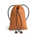 Bolso tipo saco de cuero genuino, bolsa marron cruzada con cordones negros y cuentas. - Marrón