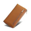 Cartera larga de cuero genuino marrón, variante con textura granulada y cierre de cremallera. - Marrón