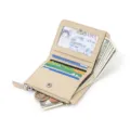 Kompakte Damenbrieftasche aus Leder in Beige mit RFID-Schutz, Münzfach und Kartenfächern. - Milchweiß