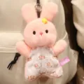 Süßer flauschiger rosa Kaninchen Plüschtier Schlüsselanhänger mit floraler Latzhose für Tasche. - Kaninchen