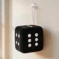 Dado de peluche negro colgante, colgante de cubo suave con puntos blancos y ventosa. - Dado Negro / 4cm