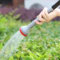 Lungo ugello per tubo da giardino per innaffiare piante e fiori, attrezzo di irrigazione. - Grigio
