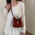 Borsa a secchiello in camoscio stile Maillard da donna, elegante borsa a tracolla con chiusura. - Rosso