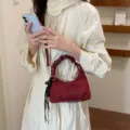 Sac à épaule élégant en suédine bordeaux pour femmes, sac fourre-tout tendance à poignée plissée. - Rouge
