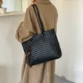 Borsa a shopper intrecciata nera da donna, grande capacità, elegante borsa a spalla per ufficio. - con portachiavi / Nero