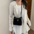 Casual borsa secchiello nera da donna, elegante borsa a tracolla con design ad anello chic. - Nero