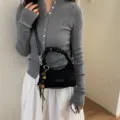 Sac à bandoulière en suédine noire pour femme, sac à main tendance avec poignée froncée chic. - Avec Pendentif / Noir