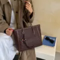 Borsa tote intrecciata marrone da donna, borsa a spalla in pelle vintage per lavoro. - con portachiavi / Caffè