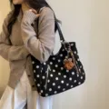 Damen Kunstwildleder Pünktchen Shopper Tasche, vintage brauner Pulli Model SKU Ansicht. - Mit Anhänger / Schwarz