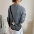 Borsa a spalla nera intrecciata con ciondolo fiore in maglia e bella fibbia elegante - con portachiavi / Nero