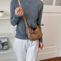 Borsa a tracolla strutturata marrone con cinturino elegante e ciondolo in maglia. - con portachiavi / Kaki
