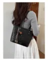 Elegante zwarte geweven tote tas voor dames met kwast hanger, perfect voor dagelijks gebruik. - Tote Bag (Met Hanger) / Zwart Met Hanger