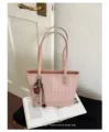 Roze geweven textuur shopper tas detail met verfijnd vakmanschap en minimalistische retrostijl. - Tote Bag (Met Hanger) / Roze Met Hanger