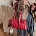 Borsa a tracolla baguette retrò rossa da donna, elegante borsa con ciondolo soffice. - senza ciondolo / Rosso