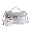 Sac vanity matelassé argenté avec bandoulière chaîne et joli pendentif chien en peluche. - Argent