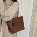 Borsa shopper intrecciata in pelle marrone da donna, grande capacità e stile elegante. - con portachiavi / Marrone