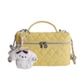 Sac bandoulière matelassé jaune avec chaîne dorée et joli pendentif en peluche de chiot. - Taille unique / Jaune
