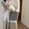 Koreanischer Nylon Shopper für Damen, schicke Eimer Handtasche mit verstellbarem Riemen. - Dunkelgrau