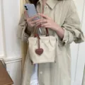 Sac cabas en nylon style coréen beige seau avec poignée marron et joli pendentif en forme de cœur. - Blanc Cassé