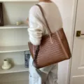 Borsa a tracolla intrecciata classica da donna, borsa marrone in pelle retro, grande capacità. - con portachiavi / Marrone