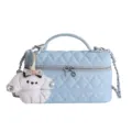 Sac boîte matelassé bleu clair avec chaîne, poignée et charmant pendentif en peluche chiot. - Taille unique / Bleu