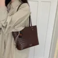 Borsa a tracolla intrecciata elegante da donna, grande shopper per il lavoro quotidiano. - con portachiavi / Caffè