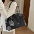 Retro vertikal gestreifte Boston Handtasche, elegante große Umhängetasche für Damen. - L / Grau