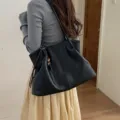 Sac cabas souple rétro en cuir pour femme, sac porté épaule noir polyvalent, grande capacité. - Avec Pendentif / Noir