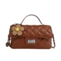 Borsa a tracolla trapuntata marrone variante con elegante manico e ciondolo floreale. - con portachiavi / Marrone