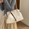 Sac cabas en cuir souple blanc crème, grande capacité, sac porté épaule pour le quotidien. - Avec Pendentif / Blanc