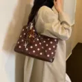 Borsa a spalla marrone a pois chic con ciondolo orsetto, elegante borsa da donna casual. - con portachiavi / Caffè