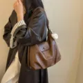 Borsa a spalla vintage marrone da donna, grande capacità, elegante borsa in pelle PU. - con portachiavi / Marrone