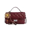 Borsa a tracolla trapuntata bordeaux da donna, elegante borsa a catena con ciondolo floreale. - con portachiavi / Rosso
