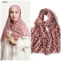Nahaufnahme des rosa-dunkelroten gepunkteten Chiffon-Hijab-Schals aus Stoff und Falten. - 301#