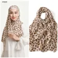 Detailansicht des leichten Chiffon-Kopftuchs mit modischem braunem Polka-Dot-Muster. - 303#