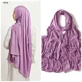 Detalle de hiyab de jersey líquido morado con tela drapeada suave y textura elegante. - 180cm / #33