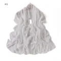 Dettaglio di sciarpa in chiffon bianco con ricami floreali e bordi delicati e morbidi. - Fantasia #1