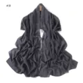Dettaglio sciarpa lunga in chiffon grigio scuro, ricamo floreale, delicato bordo in pizzo. - Pois (#3)