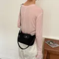 Schwarze Retro Wildleder Umhängetasche lässige Crossover Beuteltasche mit Lederklappe. - Schwarz