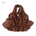 Vista dettagliata della sciarpa in chiffon marrone con delicati motivi floreali ricamati. - Marrone Caramello